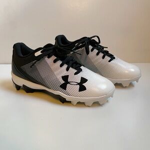 NWOT Under Armour Youth Leadoff Low RM Baseball Cleats Size 3.5